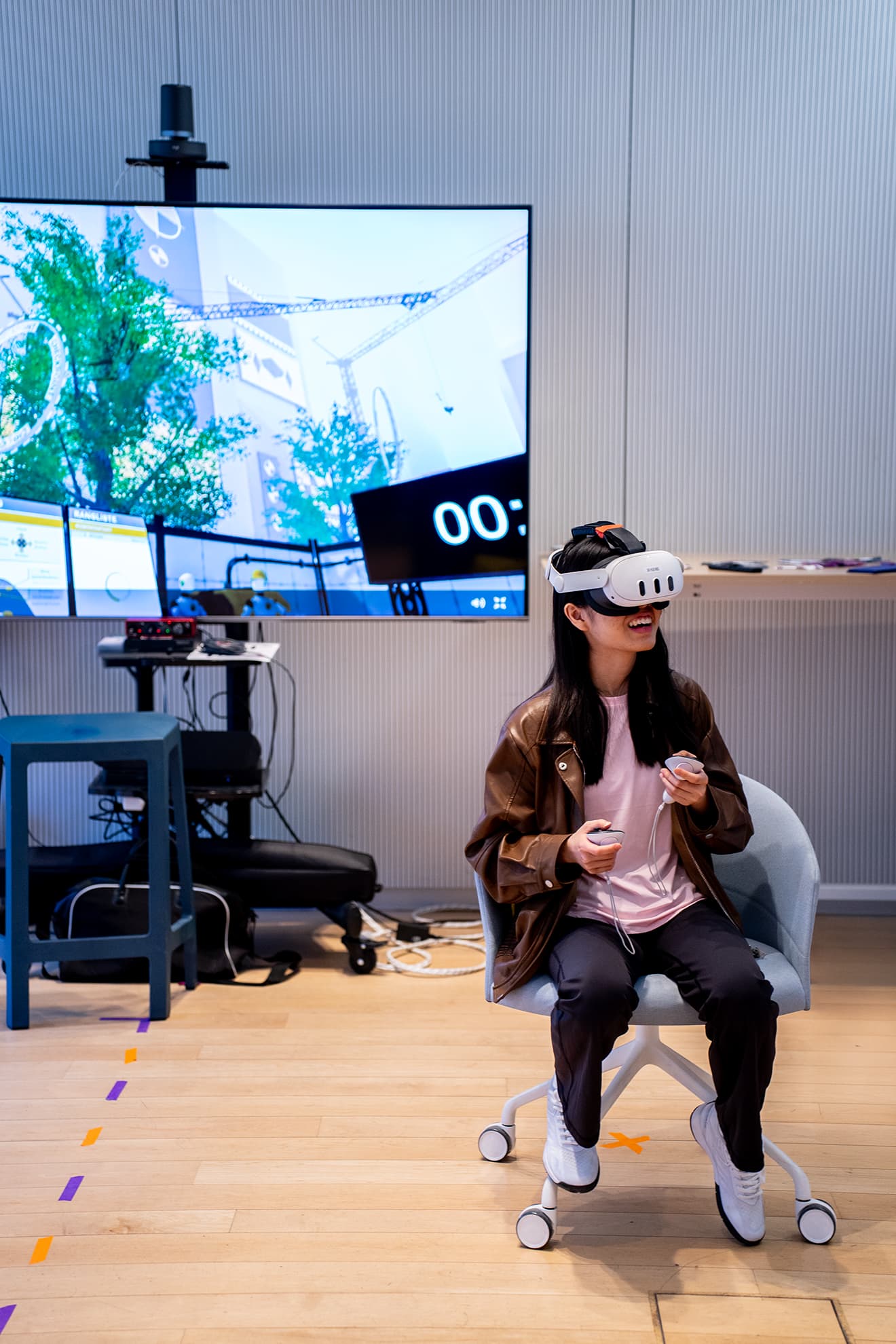 Young visitor testing Drone Simulator VR at the XR Hub – showcasing immersive and modern digital education tools in virtual reality
